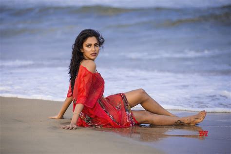 Amala Paul Sizzles in a Bikini in This Sexy Beachside Click (View。